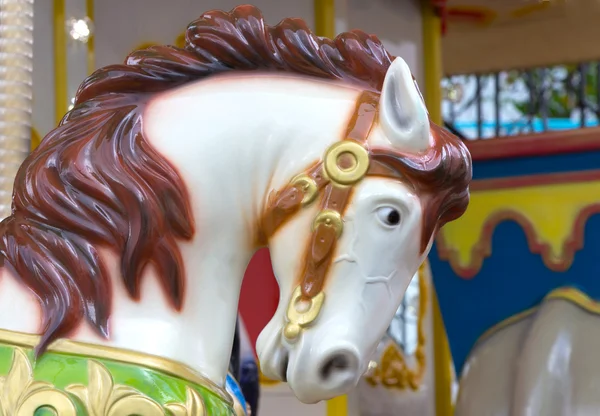 Feje fehér ló vidám megy körbe a karnevál — Stock Fotó