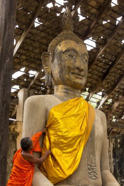 Monk Bakımı sarı sabahlık Budist heykel