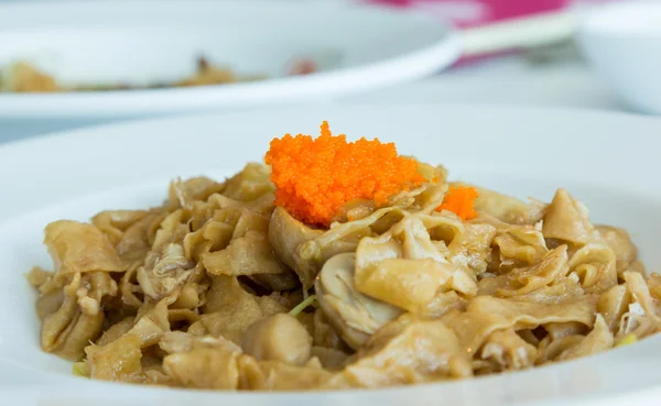 Fideos fritos con carne de cangrejo y huevas de camarón — Foto de Stock