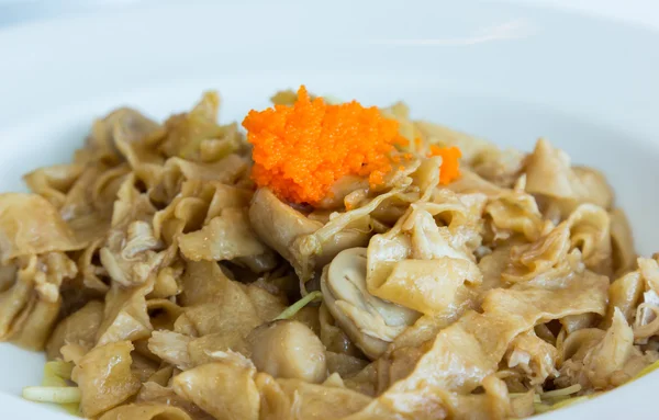 Fried noodles with crabmeat and shrimp roe closeup — Stock Photo, Image