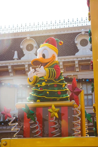 DONALD DUCK - DEC 31: Celebre o Festival de Natal de Ano Novo em 31 de dezembro de 2012 na Disneylândia, Hong Kong — Fotografia de Stock