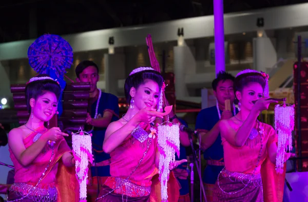 Mujer dance thailand northeast culture style — Foto de Stock