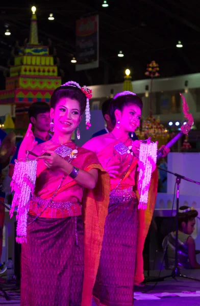 Dos mujeres bailan tailandia noreste cultura estilo — Foto de Stock