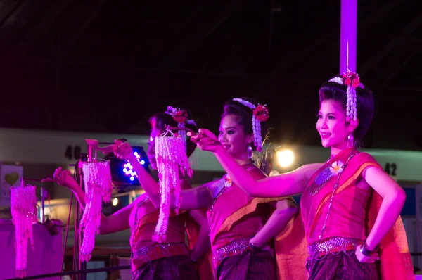 El espectáculo de las mujeres bailan tailandia noreste de la cultura de estilo — Foto de Stock