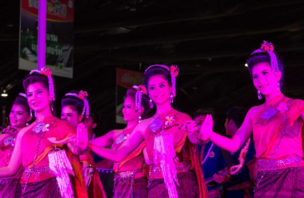 Gruppe Frauen tanzen thailändischen Nordosten Kultur Stil — Stockfoto