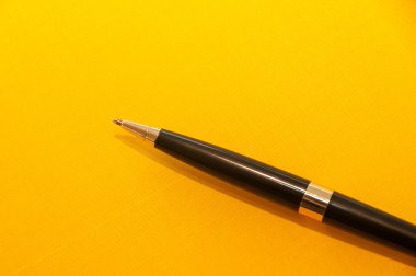 lüks kalem Sarı zemin üzerine