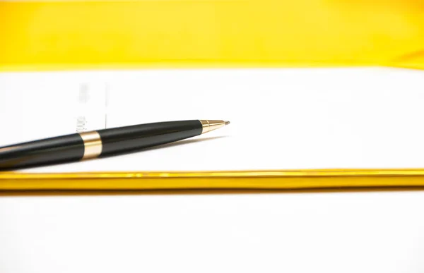 Pen on contract — Stock Photo, Image