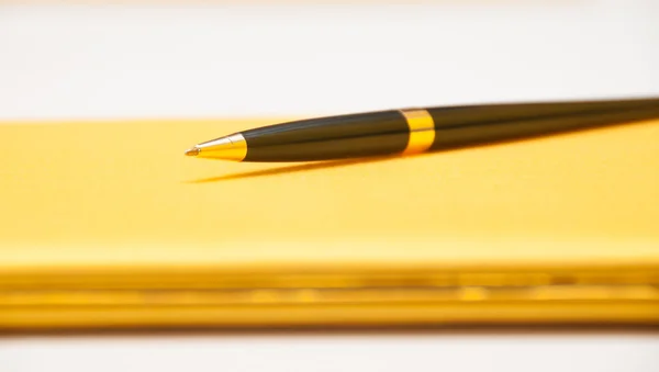 Luxury pen on yellow contract — Stock Photo, Image