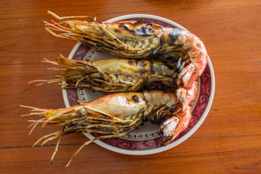 çanak üzerinde ızgara karides