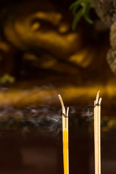 Close up tiro em gêmeos incenso com fundo de estátua de vela — Fotografia de Stock