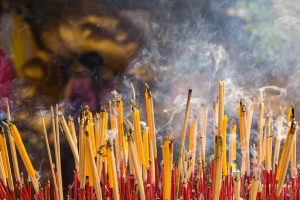 Grupo incenso com vela e estátua em fundo horizontal — Fotografia de Stock