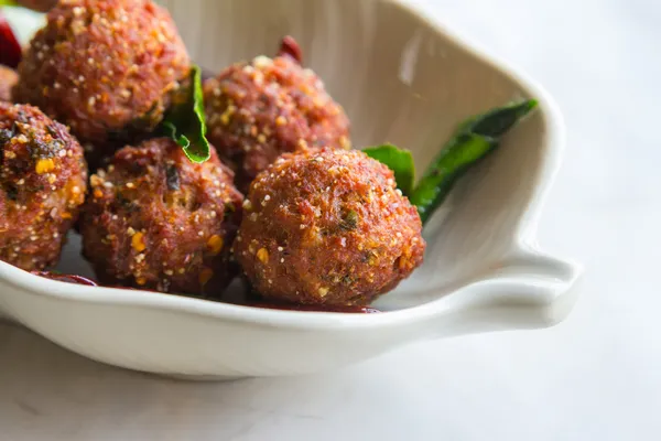 hizmet vermeye hazır soslu baharatlı kıyılmış domuz kızarmış