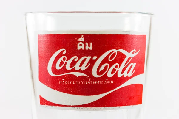 Logo klasik Coca-Cola pada kaca kosong — Stok Foto