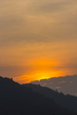 alacakaranlık günbatımı bulut ve dağ dikey çerçeve içinde