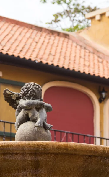 Cupido están en la fuente nueva decoración del edificio de estilo italiano . —  Fotos de Stock