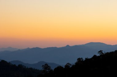 Sunset mountain view gökyüzüne chiang dao, Tayland