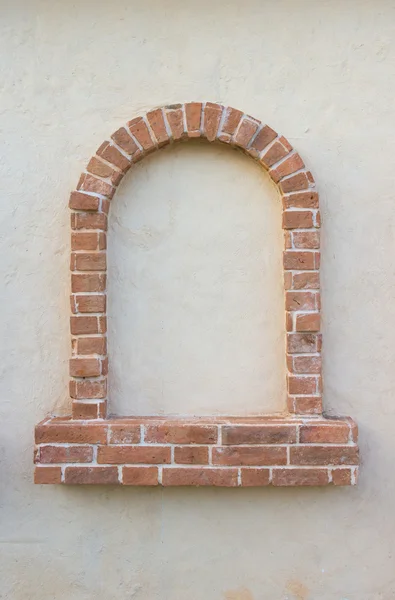 tuğla pencere duvara izole bir çerçeve olarak