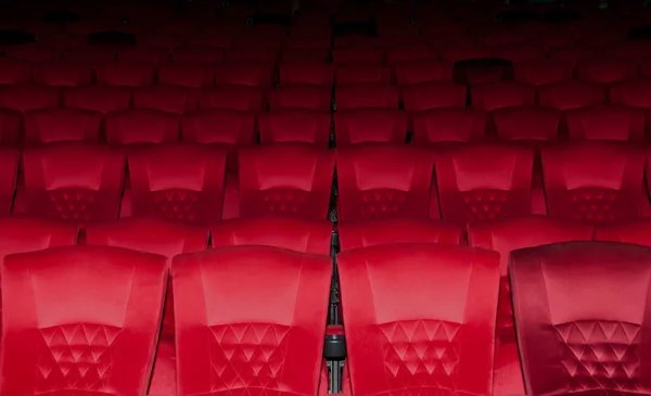 Assentos vermelhos vazios rema no colarinho — Fotografia de Stock