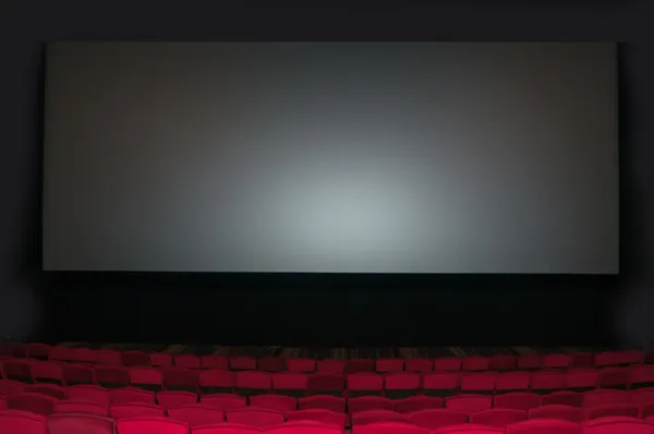 映画のスクリーンと thearter 内の行を空の座席 — ストック写真