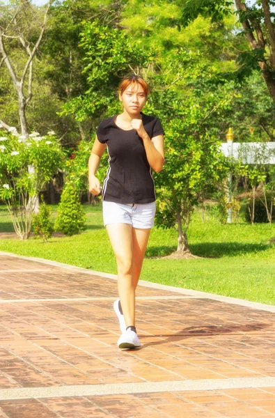 通过慢跑锻炼年轻女性的步骤 — 图库照片