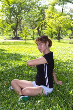 genç kadın vücudu ile kıvırmak oturan