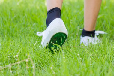 otlak üzerinde yürüyüş spor ayakkabı ayak