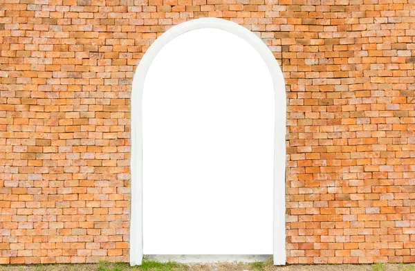 Espacio vacío blanco de la puerta en la pared de ladrillo en horizontal —  Fotos de Stock