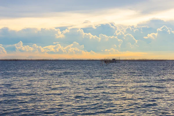 Cloudscape και θάλασσα προβολή βραδινός ουρανός — Stok fotoğraf