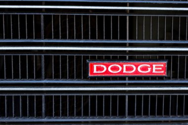 dodge se klasik araba logosu ön ızgara üzerinde göster