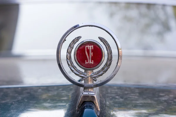 De dodge se klassieke logo Toon op auto — Stockfoto