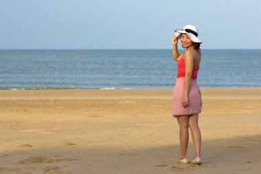 повна довжина жінка з пляжу фронту