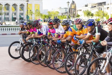 şehirde bisiklet grup kimliği belirsiz kişi seyahat