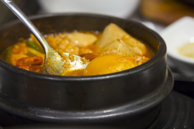 Deniz ürünleri Kore mutfağı ile Kepçe Kimchi güveç