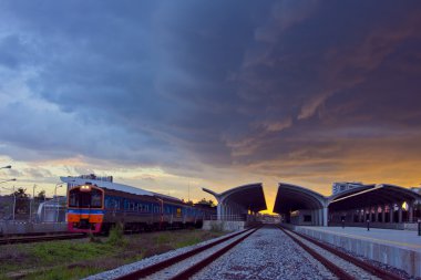일몰에 역 밖으로 이동 하는 기차