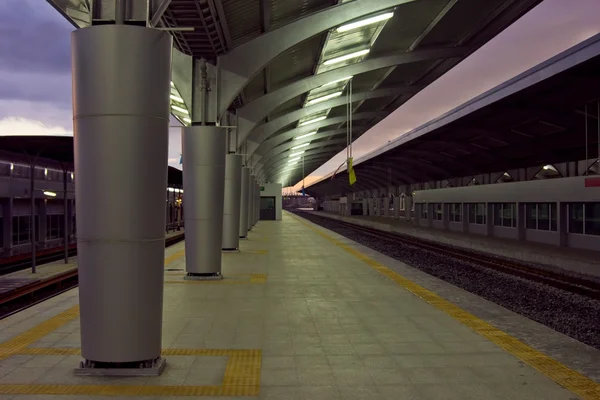 Пустой железнодорожный вокзал в сумерках — стоковое фото