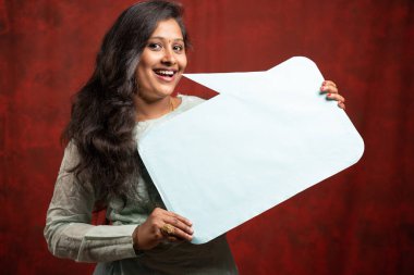 Güzel, mutlu, gülümseyen, boş panosu olan genç bir Hintli kız. Dewali Festivali satışları sırasında tanıtım görevlileri ve anlaşmalar duyurusu konsepti..