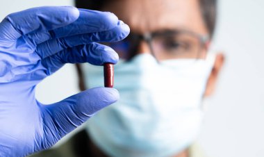 Maski, Hindistan - 16 Ekim 2022: Coronavirüs covid 19 salgınına karşı elinde molnupiravir antiviral ilaç bulunan doktorlara yakın çekim