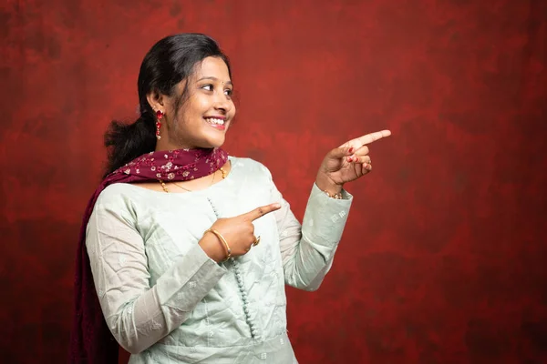 Щаслива Усмішка Індіанки Поклавши Палець Порожній Простір Коктейль Пропозиціями Або — стокове фото