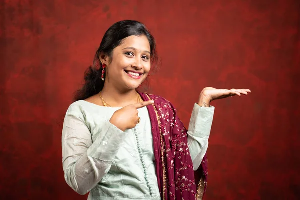 Щаслива Молода Індійська Дівчина Дивиться Камеру Показуючи Порожню Руку Вказуючи — стокове фото