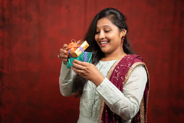 Портретний Знімок Збудженої Індійської Жінки Відкриваючи Сюрприз Подарункової Коробки Концепція — стокове фото