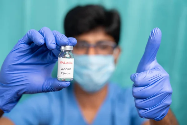 Medicul Fata Medicala Care Prezinta Flacon Vaccin Impotriva Malariei Gestul — Fotografie, imagine de stoc