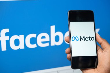 Maski, Hindistan - 29 Ekim 2021: Meta facebook 'un yeni adını Facebook' un arka planında yeni logosuyla cep telefonunda tutan ellere yakın çekim