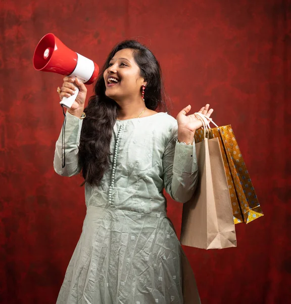 Щаслива Молода Індійська Жінка Робить Оголошення Мегафоні Про Онлайн Або — стокове фото