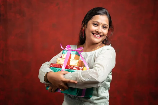 Щаслива Усмішка Індіанки Подарунковими Коробками Дивляться Фотоапарат Концепцію Подарунка Під — стокове фото