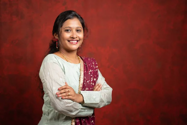Портрет Успішної Усмішки Індійської Дівчини Традиційному Одязі Руками Перехрещений Дивлячись — стокове фото