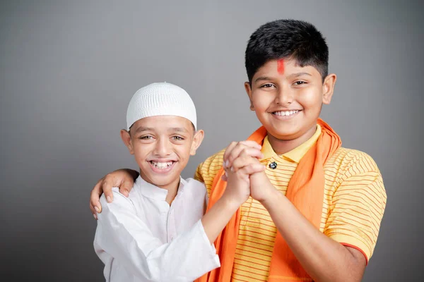 Niños Musulmanes Hindúes Felices Mostrando Unidad Tomarse Mano Mirando Cámara — Foto de Stock