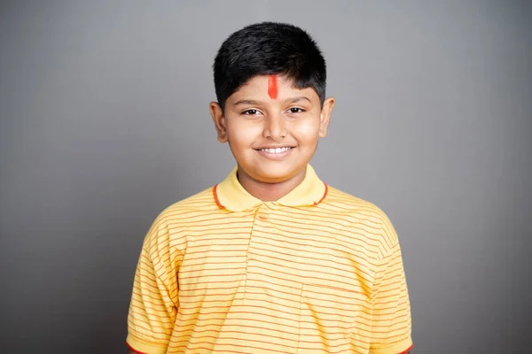 Glad Hindu Kid Med Kumkum Bindi Eller Tilak Pannan Genom — Stockfoto