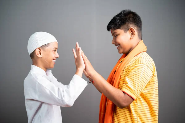 Boldog hindu muzulmán többetnikumú gyerekek ajakrúddal a kamerába nézve - az egység, a sokszínűség, a közösségi szabadság és a vallási harmónia fogalmának megjelenítése — Stock Fotó