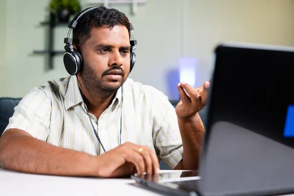 Dikke Man Vol Vertrouwen Praten Video Bellen Laptop Met Headset — Stockfoto