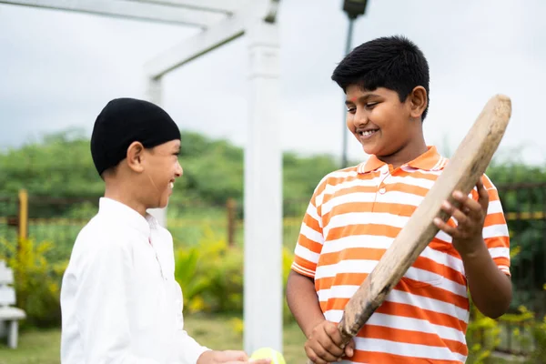 Niños Multiétnicos Indios Felices Con Bate Pelota Van Jugar Cricket — Foto de Stock